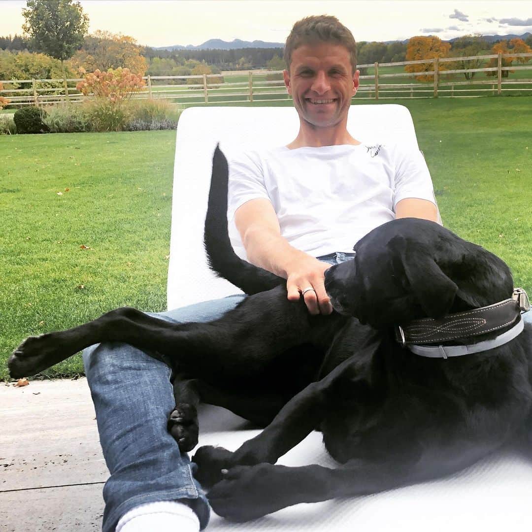 トーマス・ミュラーのインスタグラム：「My Sunday’s to do list : - recharging - fingers crossed 🤞 for my little brother @n.suele  #comebackstronger #family」