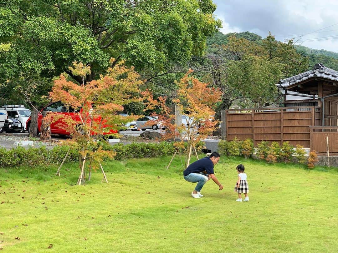 のインスタグラム：「子供と過ごしてる時間はホントに楽しい😊😊😊 常に成長していく子供を見てると、お父さんも成長しないとなーって毎日思っちゃうよね‼︎笑　思うけど…笑笑😅  最近の悲しい出来事は… 1歳5ヶ月になる娘に『パパをぎゅーしてー』って言ったら『いやっ！』…😭 『パパが抱っこしよっかー』って言ったら『いやっ！』…だって。😭 いやっ！って言うの少し早すぎるんじゃないん😭😭😭 これからが怖いよ。。。笑  #森脇家の休日  #家族 #子供 #女の子 #1歳5ヶ月 #成長 #パパ #ママ  #母親 #嫁さん #いつもリスペクト  しかし、最近の携帯は画質が良すぎるな😆😆😆」