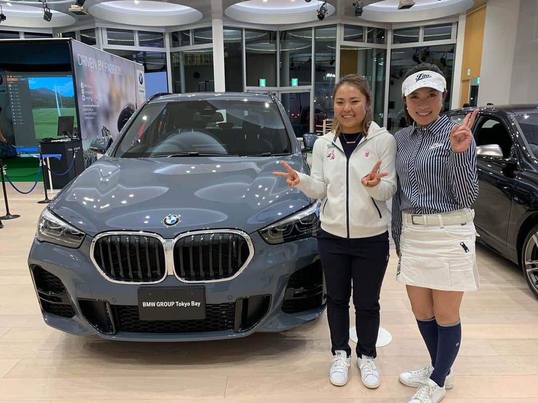 のインスタグラム：「今日はみかどプロと一緒にお台場にあるBMWTokyoさんでトラックマンを使ったニアピンとレッスン会のイベントに呼んでいただきました😊 ご家族で試乗に来ていた子供たちと仲良くなり「お姉ちゃんゴルフ教えるの仕事だから一緒にゴルフしようよ！」と誘い出し、最初しぶしぶ始めた子供たちでしたがどんどん夢中に😍3人の子供たちが順番守って代わりがわりに打席で打つのですが…エンドレス😂子供たちのエネルギーはすごい‼️誘ったのはこっちだけど最後ついていけず🤣みんなすぐに上手くなりトラックマンにも興味を示しだし子供ってすごい‼️そして4歳の女の子はフィニッシュでクルンって回ってその後毎回ダンス💃なぜかダンスが楽しくなる😂って私も楽しませてもらった1日でした😊 大人の方にもちゃんとレッスンさせてもらいましたよ😉 #BMW#tokyo #trackman#golf #⛳️#🚙#プロゴルファー#ゴルフ女子」