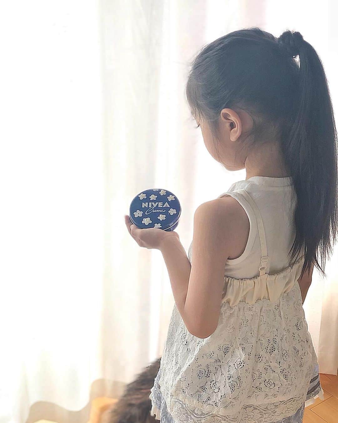 丸山悠美さんのインスタグラム写真 - (丸山悠美Instagram)「皆の定番アイテム「ニベアの青缶」を﻿ ポスカやパールで飾り付けて娘にプレゼント🌼 ﻿ ニベア花王様にいただきました。﻿ 家族や友達、ペットetc﻿ 大切な存在への 想いをこめた ﻿ 「世界にひとつだけ」のフォーチュンデコ缶。 ﻿ .﻿ ﻿ いつも花のような笑顔で元気をくれる娘に、﻿ ありがとう。の気持ちと一緒に渡したら ﻿ 「かわいい〜！」って喜んでくれた🥰 ﻿ ﻿ ベッドでニベア缶としばらく戯れていました🐾﻿ ニベアクリーム大好き♡﻿ やっぱり女の子なので、娘には綺麗なお肌でいて欲しいと心より願います。 ﻿ ﻿ お風呂上がりに一緒に塗り合いっこが習慣✨﻿ 『フォーチュンデコ缶コンテスト』の開催がスタートしているので、こちらもぜひチェックしてくださいね。﻿ ﻿ #フォーチュンデコ缶#ハンドメイド#デコ#minne#PR#ニベア」10月20日 22時36分 - maruyumi