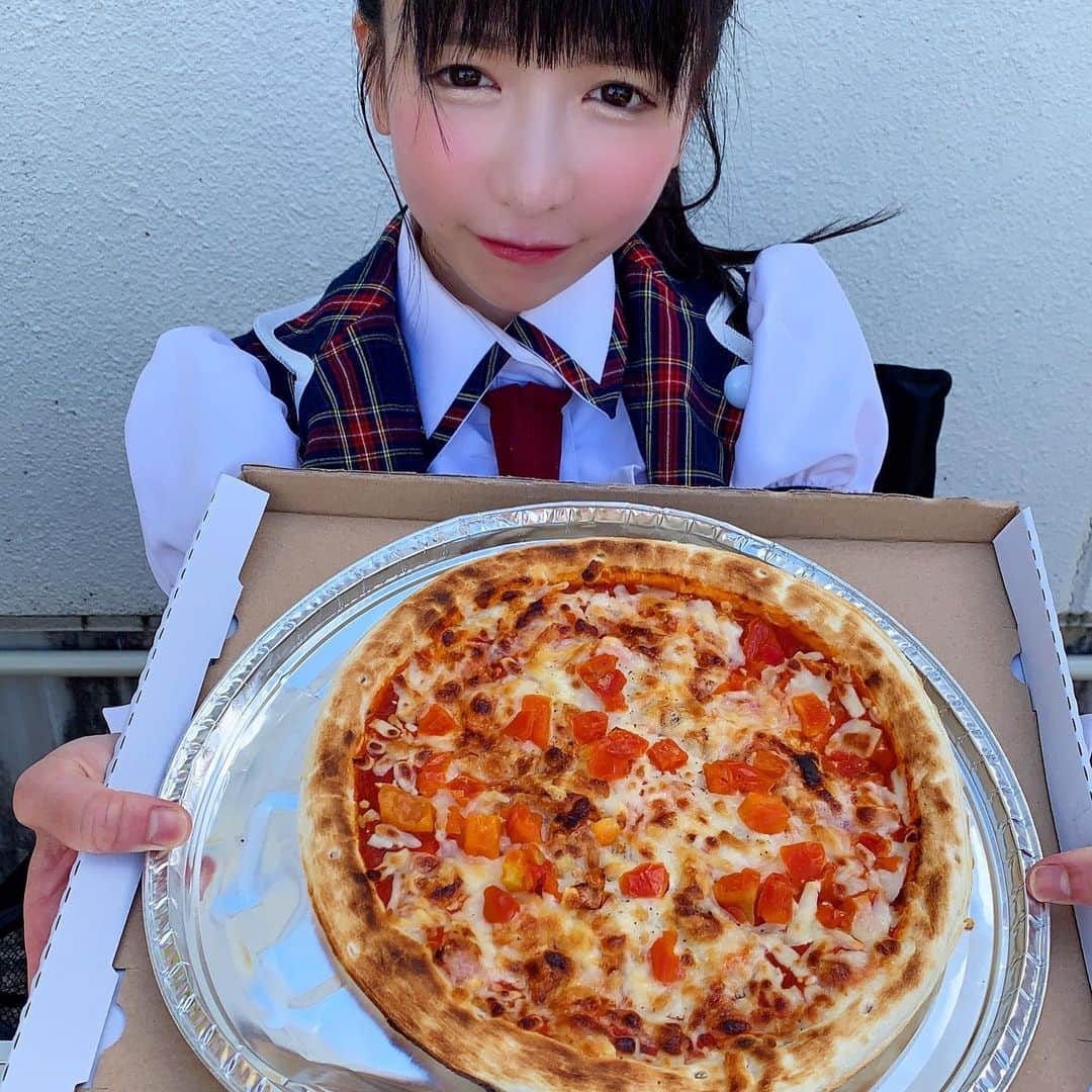 もえのあずきさんのインスタグラム写真 - (もえのあずきInstagram)「日本初のピザ自動販売機が広島にあるということで調査してきたよ！ 本格ピザが3分で😍 ピザが売り切れになるまで食べつくすことができるのか！ もえあずvs自動販売機の対決したよ🔥  #pizzalinks#ピザ自動販売機 #ピザ自販機 #ピッツァ自動販売機 #ピザリンクス#ピザ大食い#大食い対決#自動販売機 #vendingmachine #pizzavendingmachine #pizza#japanesegirl #japanesefood #japaneseidol #asiangirls」10月20日 22時37分 - moeazukitty