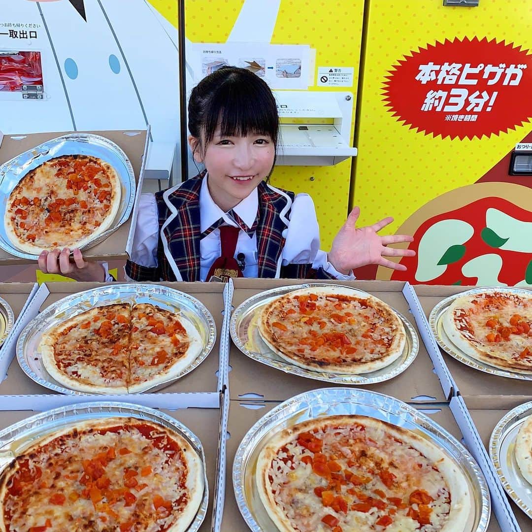 もえのあずきさんのインスタグラム写真 - (もえのあずきInstagram)「日本初のピザ自動販売機が広島にあるということで調査してきたよ！ 本格ピザが3分で😍 ピザが売り切れになるまで食べつくすことができるのか！ もえあずvs自動販売機の対決したよ🔥  #pizzalinks#ピザ自動販売機 #ピザ自販機 #ピッツァ自動販売機 #ピザリンクス#ピザ大食い#大食い対決#自動販売機 #vendingmachine #pizzavendingmachine #pizza#japanesegirl #japanesefood #japaneseidol #asiangirls」10月20日 22時37分 - moeazukitty
