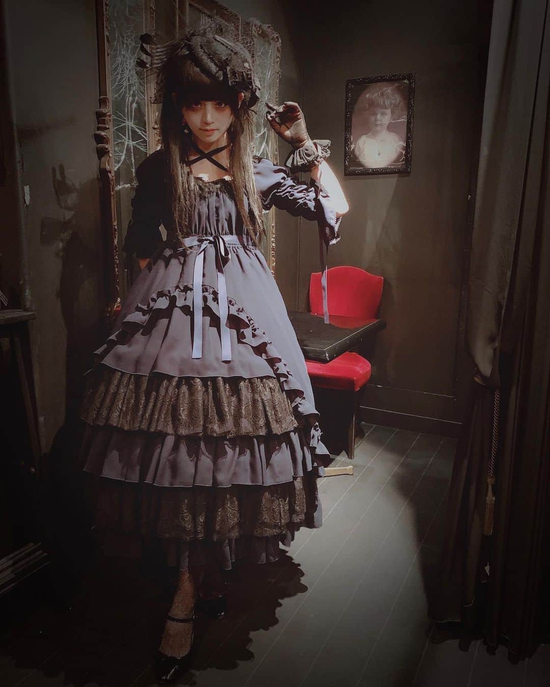 深澤翠さんのインスタグラム写真 - (深澤翠Instagram)「Vampire Cafe Halloween🎃  Dress.. @atelier_pierrot  Earrings.. @sayu_tea.fleur  異文化倶楽部のハロウィンパーティーは念願のヴァンパイアカフェで行いました🥀 会場に合わせヴァンパイアコーデ🧛‍♀️ 最近怖いメイク好きで今日は白塗りもしてみました…楽しい  #halloween」10月20日 22時41分 - midorifukasawa