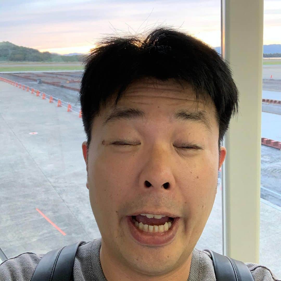 西川晃啓のインスタグラム：「気絶長崎  帰りの空港の搭乗直前で気絶  #あるある探検隊#レギュラー#気絶#気絶の日々#ギャグ#長崎#平戸市#福祉健康まつり#おこさん#大人まで#みんなで#介護レクリエーション」