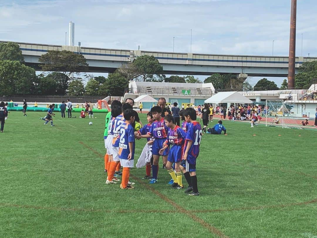 石川直宏さんのインスタグラム写真 - (石川直宏Instagram)「本日江戸川区陸上競技場で行われた「全日本知的障がい児・者サッカー競技会　にっこにこフェスタ」へ出場するFC東京あおぞらサッカースクールの選手たちの応援へ行ってきました📣✨ . J3のホームゲームでも運営をサポートしていただいているトラッソスさんが主催の大会🤝 . どれだけ点を獲っても獲られても、最後まで全力で戦い抜く姿が印象的でした！！皆の表情も素敵😊 . 全国から集まった他チームの選手や関係者の皆さんからもたくさん声をかけていただき感謝です✨ . #全日本知的障害児者サッカー競技会 #にっこにこフェスタ  #トラッソス #笑顔 #全力 #夢中 #fctokyo #FC東京 #tokyo #blueandred #青赤魂 #FC東京ファミリー #一体感 #youllneverwalkalone #YNWA #FC東京あおぞらサッカースクール #FC東京普及部 #fctokyoclubcommunicator  #fc東京クラブコミュニケーター  #CC」10月20日 22時45分 - sgss.18