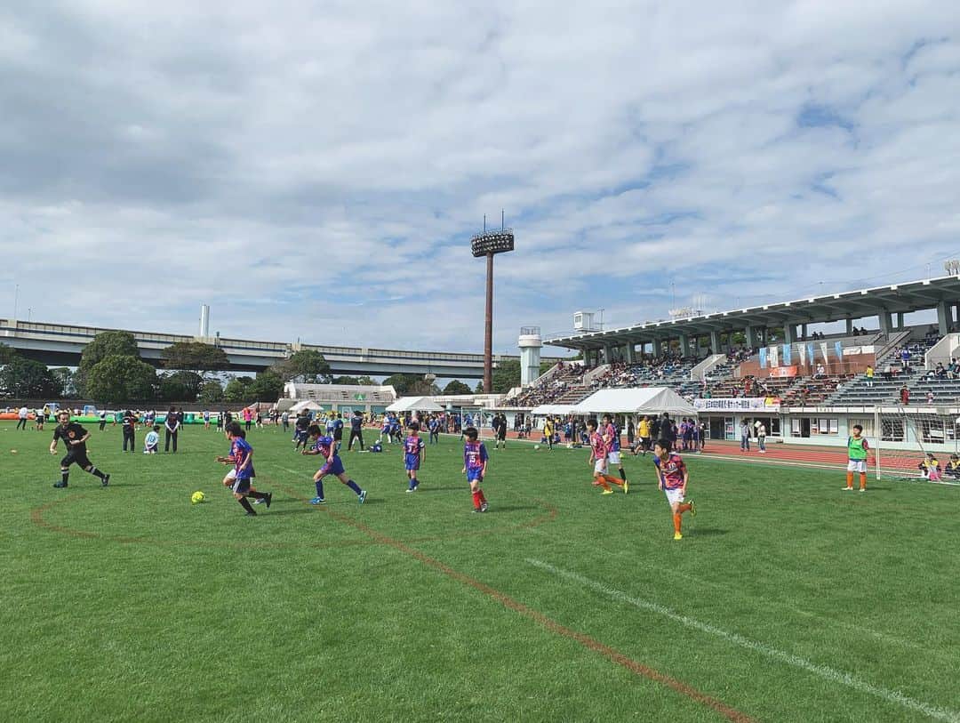 石川直宏さんのインスタグラム写真 - (石川直宏Instagram)「本日江戸川区陸上競技場で行われた「全日本知的障がい児・者サッカー競技会　にっこにこフェスタ」へ出場するFC東京あおぞらサッカースクールの選手たちの応援へ行ってきました📣✨ . J3のホームゲームでも運営をサポートしていただいているトラッソスさんが主催の大会🤝 . どれだけ点を獲っても獲られても、最後まで全力で戦い抜く姿が印象的でした！！皆の表情も素敵😊 . 全国から集まった他チームの選手や関係者の皆さんからもたくさん声をかけていただき感謝です✨ . #全日本知的障害児者サッカー競技会 #にっこにこフェスタ  #トラッソス #笑顔 #全力 #夢中 #fctokyo #FC東京 #tokyo #blueandred #青赤魂 #FC東京ファミリー #一体感 #youllneverwalkalone #YNWA #FC東京あおぞらサッカースクール #FC東京普及部 #fctokyoclubcommunicator  #fc東京クラブコミュニケーター  #CC」10月20日 22時45分 - sgss.18