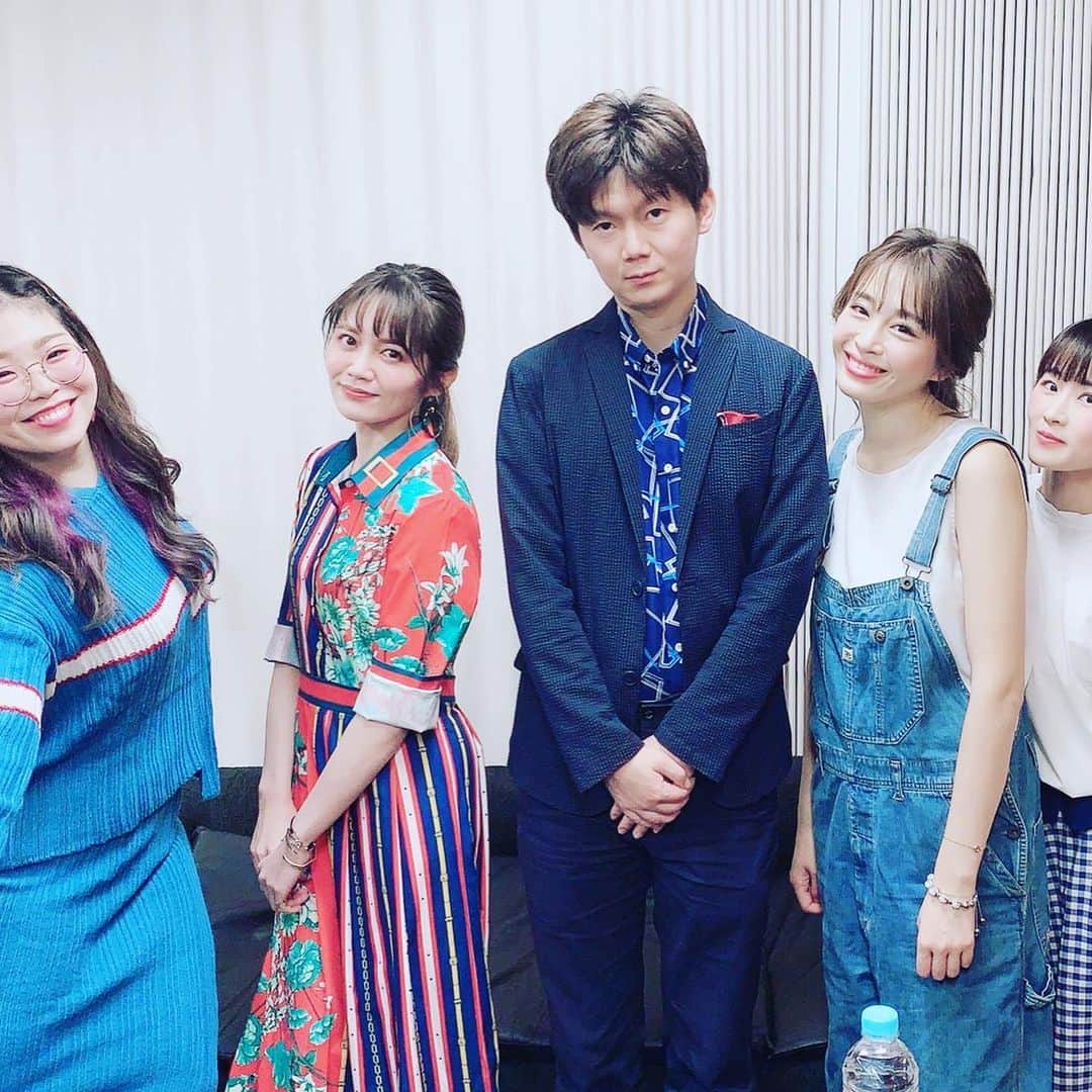 naoのインスタグラム：「横浜にて。  ライブ楽しいです。 PVE SHOW CASE ピアノを心を込めて弾かせていただきました。🎹 私の手がけるアーティストと共にパチリ。  左から  XIYU,結花乃,nao,erica,平村優子 です。  それぞれ個性的なラインナップです。」
