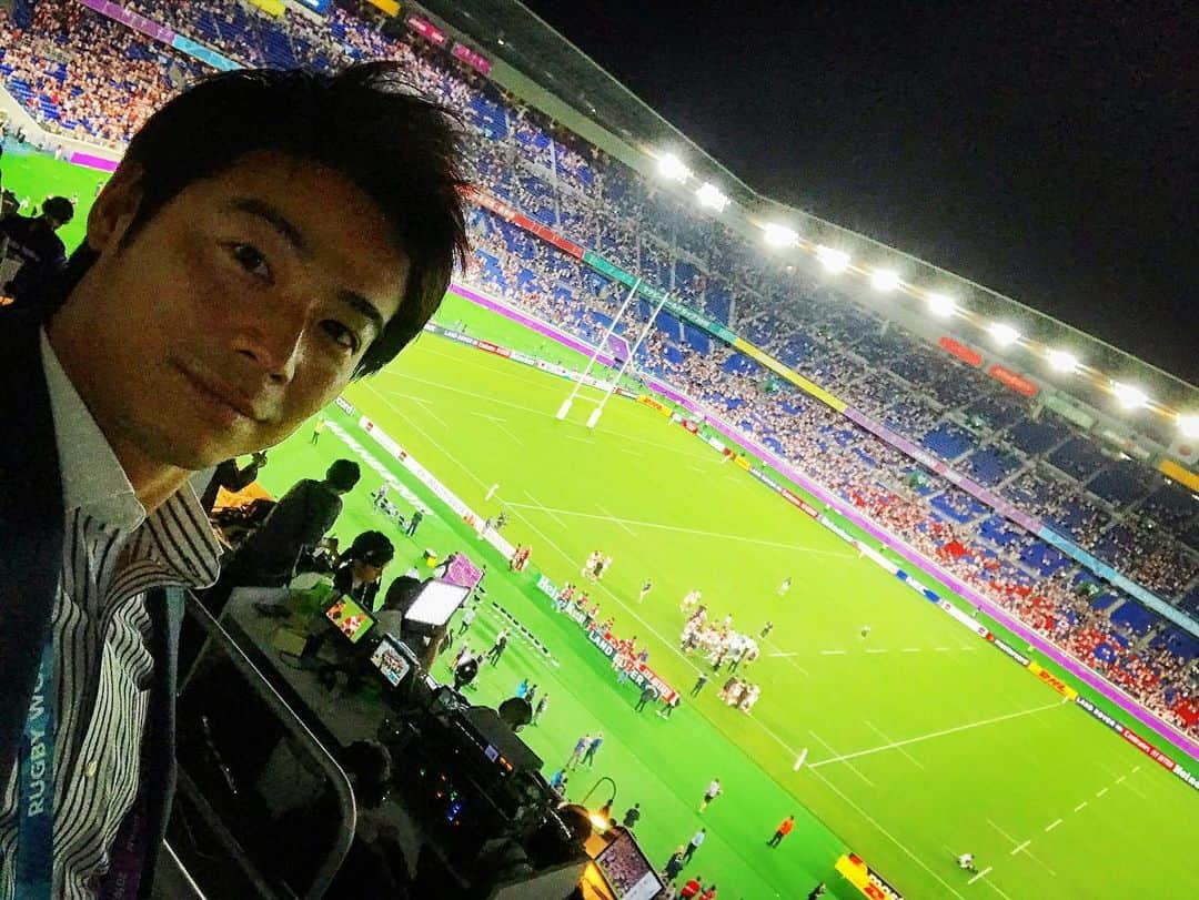 小松正英さんのインスタグラム写真 - (小松正英Instagram)「. ラグビーW杯🏉  日本を背負って、桜のジャージーで戦う姿は本当に感動しました。  決勝Tは惜しくも敗れましたが、歴史を変えた瞬間は、一生忘れる事のない最高の瞬間です！  1試合だけですが、 ベスト8の瞬間を、この目で肌で感じられて幸せです。  スポーツの力は本当にスゴイ。  日本代表🌸 お疲れ様でした！！！ . . #ラグビー #ラグビーW杯 #ラグビー日本代表 #ブレイブブロッサムズ #ベスト8 #歴史的瞬間 #取材 #アナウンサー」10月20日 22時54分 - masa_fb.ank