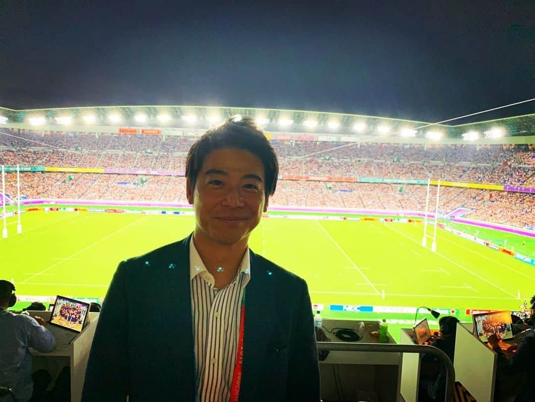 小松正英さんのインスタグラム写真 - (小松正英Instagram)「. ラグビーW杯🏉  日本を背負って、桜のジャージーで戦う姿は本当に感動しました。  決勝Tは惜しくも敗れましたが、歴史を変えた瞬間は、一生忘れる事のない最高の瞬間です！  1試合だけですが、 ベスト8の瞬間を、この目で肌で感じられて幸せです。  スポーツの力は本当にスゴイ。  日本代表🌸 お疲れ様でした！！！ . . #ラグビー #ラグビーW杯 #ラグビー日本代表 #ブレイブブロッサムズ #ベスト8 #歴史的瞬間 #取材 #アナウンサー」10月20日 22時54分 - masa_fb.ank