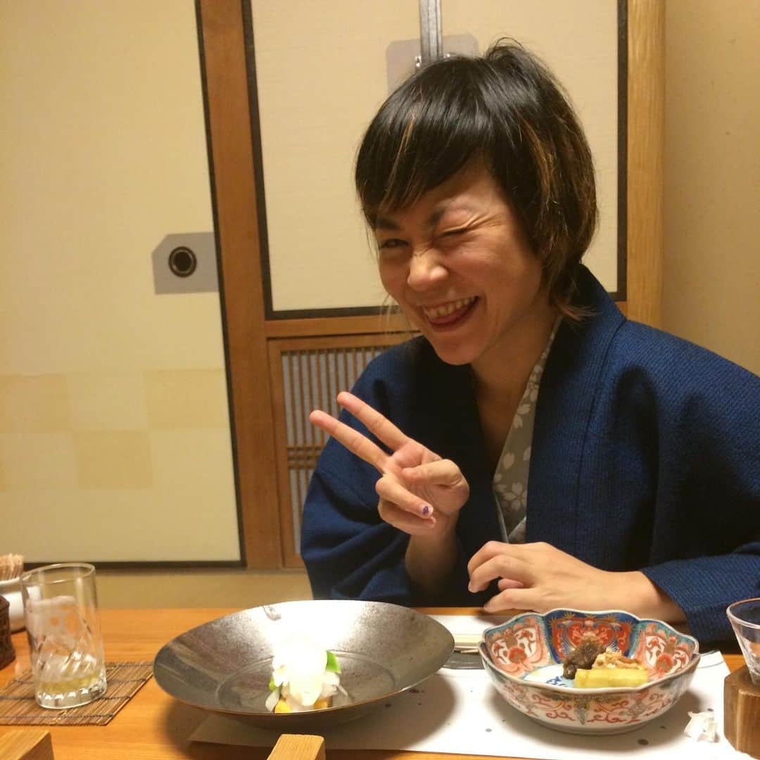 大宮エリーさんのインスタグラム写真 - (大宮エリーInstagram)「いつも素敵でお茶目な郁子さんとライブをします！ 今日誕生日だあ🎂🎉いくたん、おめでとう㊗️🍾 11月13日に ふたりでライブします。 同い年の今を 生まれることばと音楽を 聞きに来てください。 みんなに、あたたかいきもちに なってもらえる そんな集会をしたかったの。  みんなお誘いあわせのうえ！ シェアしてくださいね！ 今日からチケット発売！「大宮エリーの音楽と朗読とおしゃべりの虹のくじら」 日時　11月13日（水）原田郁子  15日（金）コトリンゴ×小沢一敬（スピードワゴン）12月2日（月）持田香織×おおはた雄一  4日（水）キヨサク（UKULELE GYPSY・MONGOL800） チケットはこちらから‪https://diskgarage.com/artist/detail/no012604‬  @clammbon_official  #原田郁子 #大宮エリー」10月20日 23時06分 - ellie_omiya