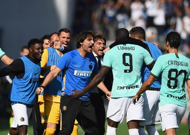 クワドォー・アサモアのインスタグラム：「Altri 3 punti importanti fuori casa. Grandi ragazzi!👏🏿⚫️🔵 #SassuoloInter @seriea @inter  Other 3 important points away. Great guys!👏🏿⚫️🔵 #SassuoloInter @seriea @inter」