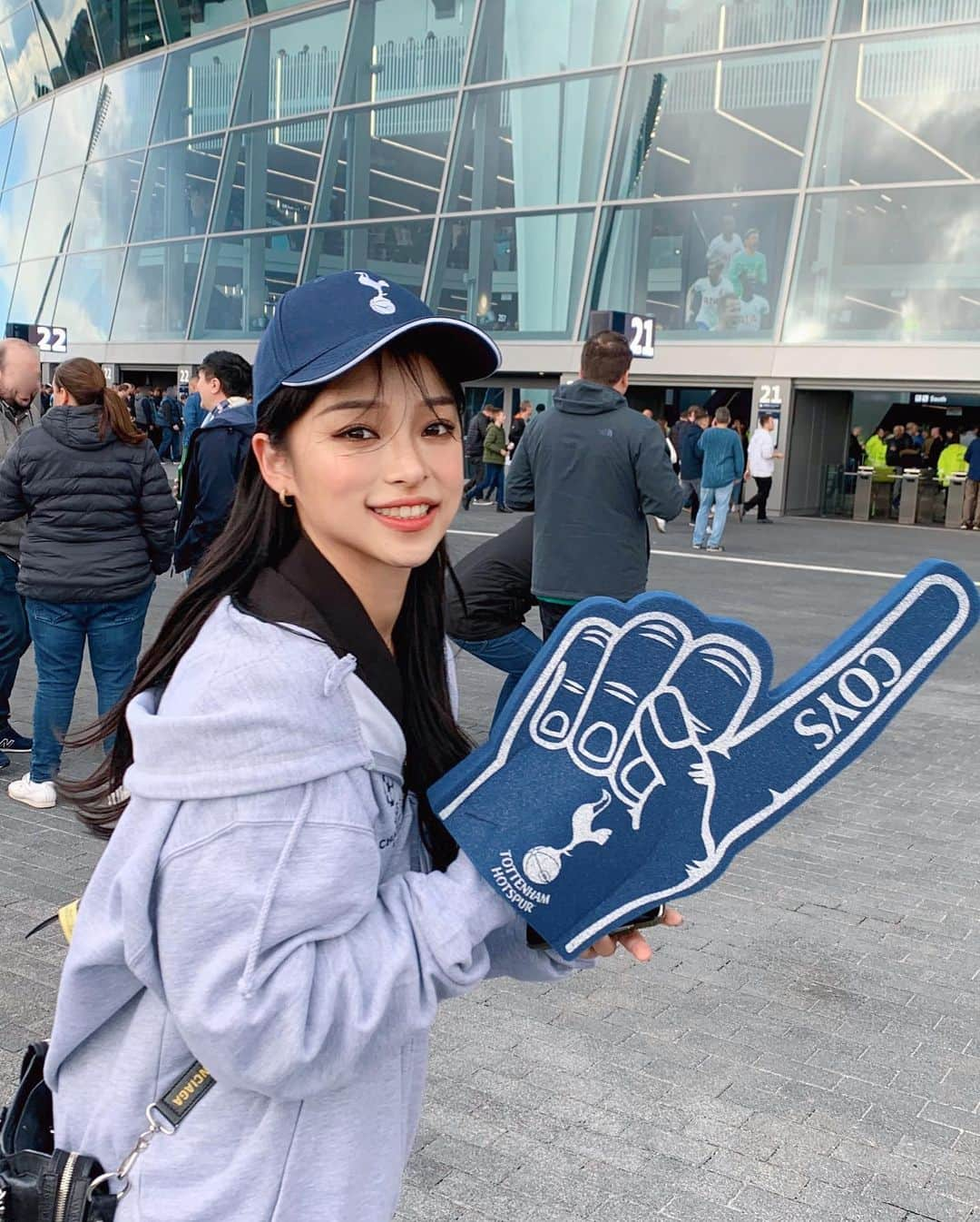 カン・ギョンミンさんのインスタグラム写真 - (カン・ギョンミンInstagram)「⚽️ 버킷리스트 달성 ⚽️ #토트넘 직관을 하다니 ;; 열기 장난없다  #굠민in🇬🇧 #굠민투어🗺」10月20日 23時07分 - kkmmmkk