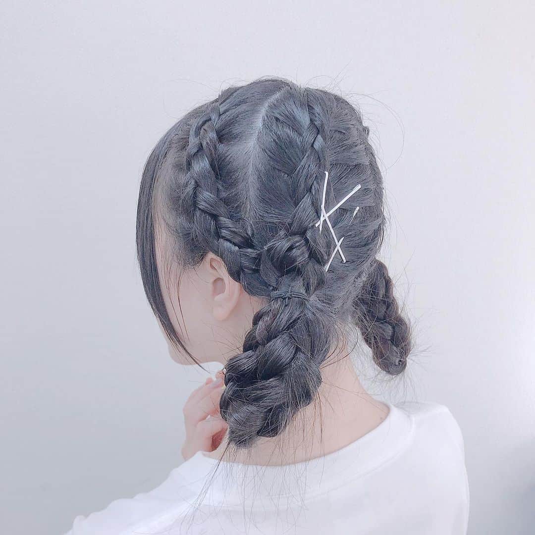 のインスタグラム：「🕊 昨日の2部の髪型はおだんごふたつにしてもらいました〜〜1枚目終演後に撮ったからちょっぴりぼさ子ですが🥺 . まゆこにシナモンみたい〜って褒められて嬉しかったの！たまにはこんななづちゃんもいかがです〜〜？いとしなもん？🥺 . . . #ヘアアレンジ #hairarrange #スパガ #樋口なづな」