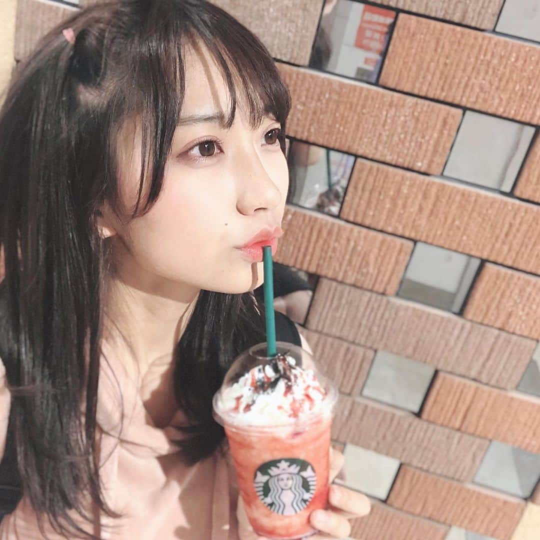 月野もあのインスタグラム：「🍓﻿ ﻿ スターバックス期間限定﻿ 「ハロウィン レッド ナイト フラペチーノ」﻿ ﻿ ブラウニーがよきアクセントでした🍫﻿ ﻿ フラペチーノ飲みきれないのに﻿ 期間限定でPOPが可愛いと﻿ 勢いでレジで頼んじゃう🥺💭﻿ ﻿ ﻿ #スターバックス #スタバ #starbucks #ハロウィンレッドナイトフラペチーノ #ハロウィンレッドナイトフラペチーノ®︎」