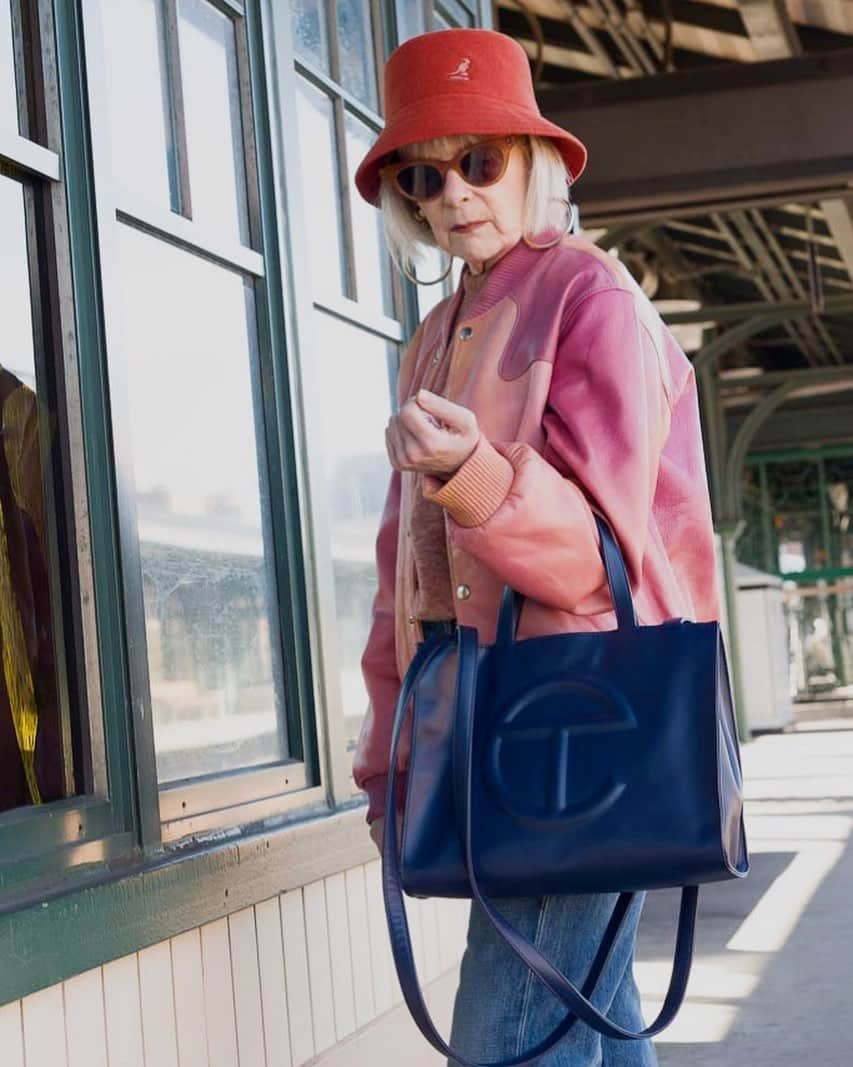 Accidental Iconさんのインスタグラム写真 - (Accidental IconInstagram)「City mouse goes to the country.  #travel #leatherjacket #pink #orange #blue #citygirls #nyc #buckethat」10月20日 23時17分 - iconaccidental