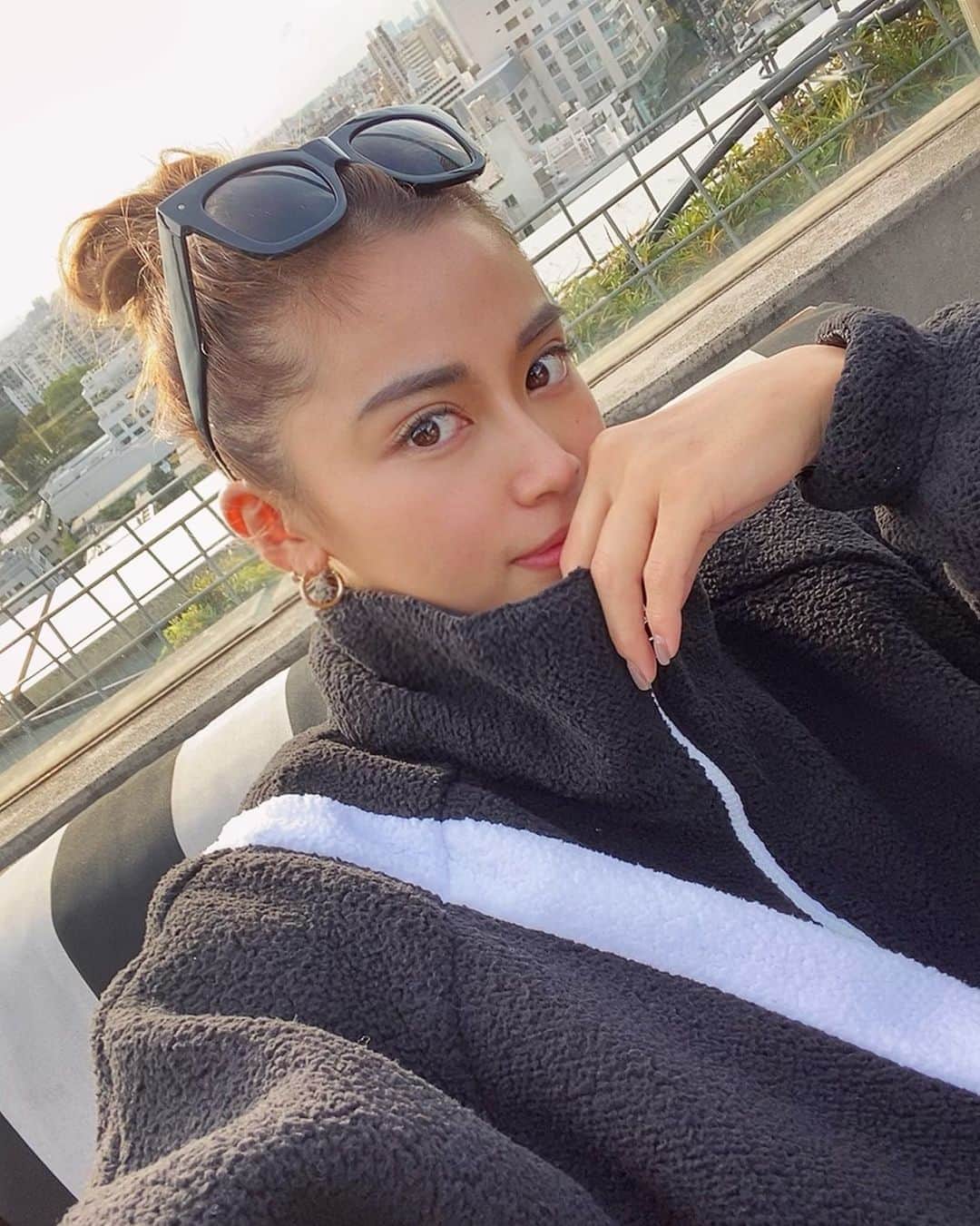 のインスタグラム：「今日は充実した 日曜日すぎて幸せ💛💛💛 . . この間念願の オアシス式ハイフを受けてきました！！ 初のハイフ🤩🔥🔥 . . 施術前後の写真をみて 毎回違いにビックリするほど 目にみて効果を実感できるので 定期的に通い初めました🔥✨ . 本当に @oasis_tokyo_official  凄いです👍❤️ 顔の歪みやリフトアップしたい方は 絶対におススメ👀💕 . @atsu_niiiii  @k.z.m528  ありがとうございました😭✨ . . #oasis #オアシス」