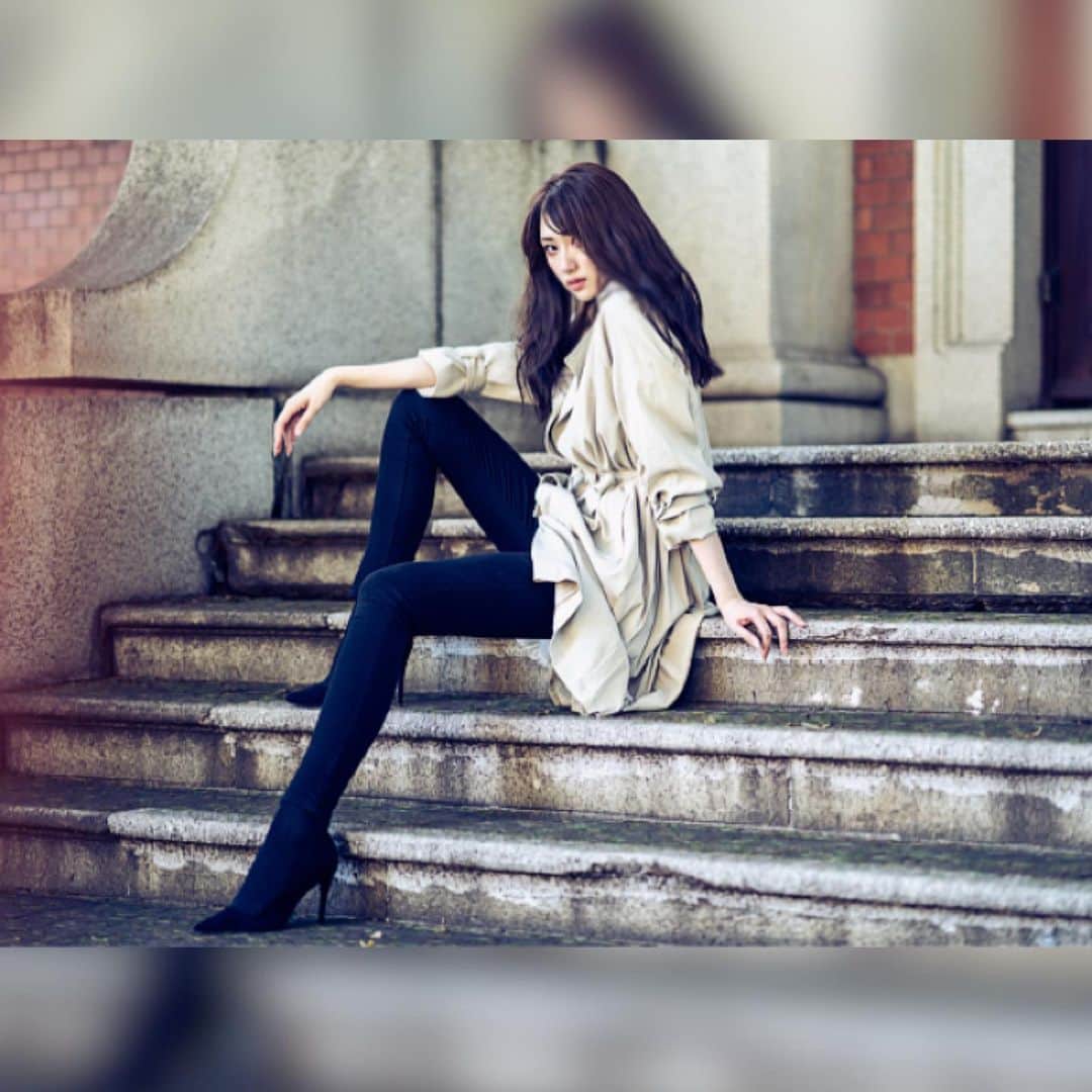黒田瑞貴のインスタグラム：「一気に秋が来たね🍂 ちょっと寒いくらい  #ootd #ootdfashion #fashion #trenchcoat #skinnyjeans  #autumnfashion #instagood #instafashion」