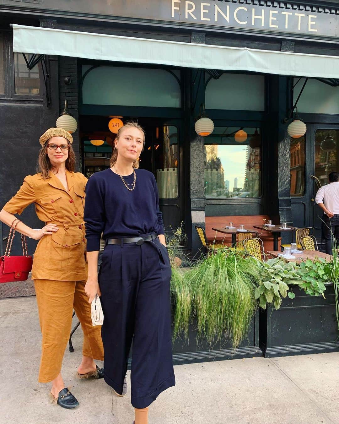 マリア・シャラポワのインスタグラム：「My brunch date dressed for the occasion with the red Chanel and all. I’m just living off my suitcase 😂@riannetenhaken 🇫🇷 🥖 BTW, the bread at Frenchette is worth it. Every bit of it.」
