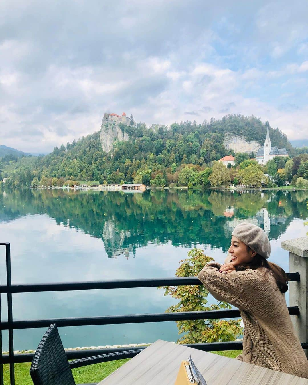 橋本真依さんのインスタグラム写真 - (橋本真依Instagram)「・﻿ Slovenia🇸🇮﻿ Day2のこの日はアルプスの瞳と言われる﻿ 「#ブレッド湖 (bled lake)」へ🚌﻿ ﻿ 湖のブレッド島には街のシンボルの教会﻿ 「#聖マリア教会　」があります。﻿ ﻿ おとぎばなしの中に入ったような景色にうっとり😍﻿ ﻿ ブレッド島から岸に戻ってきたら﻿ テラスからブレッド城が見えるお店があります。﻿ ここの名物#クリームケーキ　🍰﻿ 他でも食べたけれどここのが1番でした✨﻿ ﻿ ﻿ ﻿ ﻿ ﻿ #女子力ねーさん#タビジョ#阪急交通#リュブリャーナ#リュブリャナ#クロアチア#スロベニア#ヨーロッパ#旅好きな人と繋がりたい﻿ #happy#smile#love#peace#lucky#tbt#l4l#followme#followback#instagood#photooftheday#Ljubljana#Slovenia#🇸🇮」10月20日 14時32分 - hashimotomai430