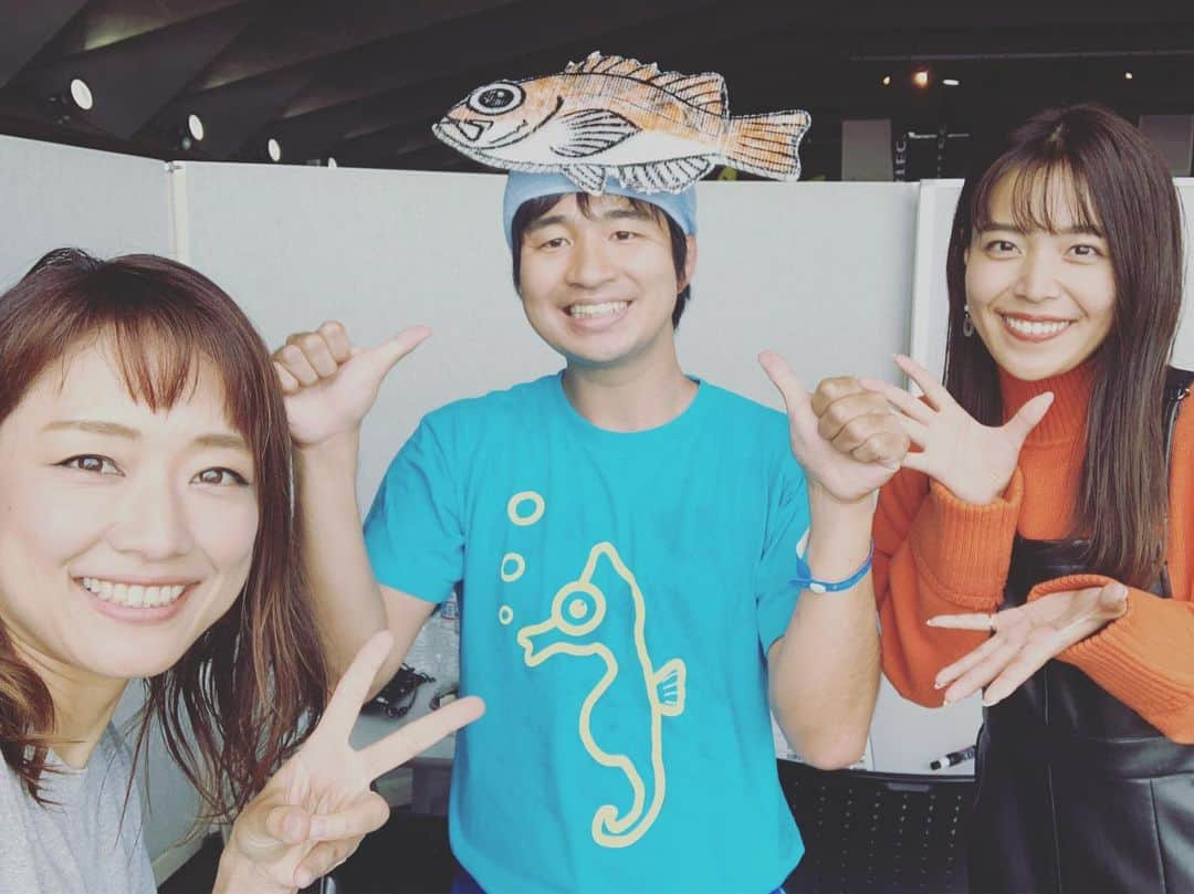 彼方茜香さんのインスタグラム写真 - (彼方茜香Instagram)「会えた♥ お魚芸人ハットリさん(^^)v Twitterでたまたまネタ動画見て、モンパチさんの歌ネタにハマり、、、 数ヶ月でまさかの同じ場所で会えるなんてー♪♪♪ #bluecamp #お魚芸人ハットリ さん #小野瀬みらい ちゃん #ブルーキャンプ #大さん橋ホール #17時まで」10月20日 14時36分 - serikaochikata