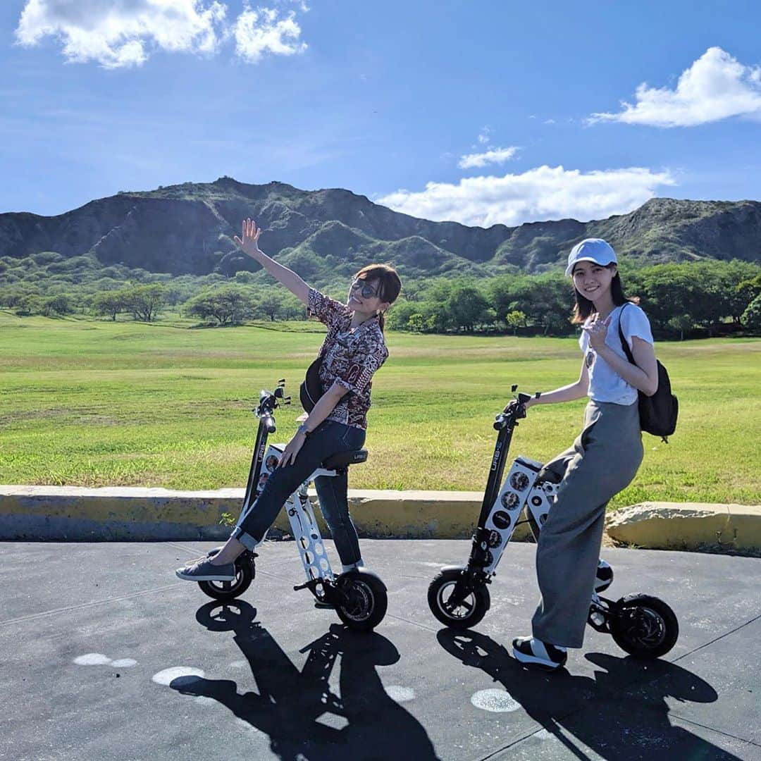 伊藤かりんさんのインスタグラム写真 - (伊藤かりんInstagram)「. . . ハワイのお話の続き🌴 . . ダイビング以外に参加したアクティビティ！ . #urbe 🚲✨ . 自転車にも原付にもセグウェイにも なんとなく似ているけどどれとも違う、 とっても楽しい乗り物でした🥳 . 自転車みたいに漕がなくていいから疲れないし でも坂とかもスイスイ登れて ダイアモンドヘッドの麓まで 遊びに行きました〜😊✨ . . すごく優しいインストラクターさん、 ライアンさんと、Ayanoさんが ずっと先導してくれていっぱい説明も してくれるので安心して観光できました☺️ . . Ayanoさんとの会話中に発覚したんだけど、 まちゅと玲香ちゃんとまいちゅんも のぎえいごで乗りに来てたらしい😳 加えてバナナマン さんも来てたらしい😳 . 乃木坂ファンのみなさんは ハワイに行く時は参加しなきゃいけない アクティビティですね😆💖(笑) . . . 私たちはダイアモンドヘッドの方に行ったけど、 ウォールアートで有名なカカアコ地区に 行くコースもあるみたいですよ🐸✨ インスタ映えが好きな方はそちらもオススメ！💖 . . . 他のお客さんと一緒になることは無い プライベートツアーなので ここに行きたい〜！とか伝えると そのお店も道中に組み込んでいただけます☺️✨ . . 私はダイアモンドヘッド方面で どうしても行きたかったアサイー屋さん！ . #diamondheadcovehealthbar に 連れて行っていただきました🍓 . このお店はハワイ出身の私の英語の先生に お勧めしてもらったお店！ . このカフェはまだ日本人が全然居ない 穴場的カフェでした😆💖 . 私はアサイーにextraハニーにして あま〜いアサイーを満喫☺️ . . . あっという間に時間が過ぎてしまいました😂✨ . またハワイに行く時は絶対参加したいし、 なによりayanoさんとライアンさんに またお会いしたいな〜☺️✨ . . . #ハワイ旅行 #ハワイ女子旅 #urbehawaii #アービー #アービーハワイ #dacovehealthbar #monsarrat」10月20日 14時51分 - karin___ito