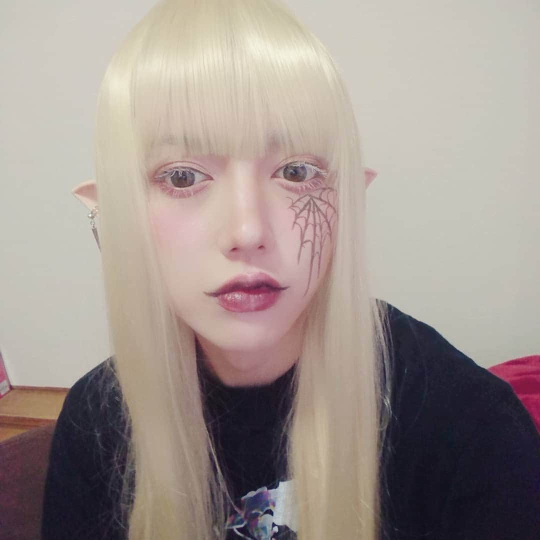 小原尚子のインスタグラム：「LIVEカクカクだった:( ;´꒳`;): 言いたい事が何一つ伝わらなry ハロウィンメイクしました 1人でやるのは寂しかったんです 便乗しちゃったんです それだけです꜀(.௰. ꜆)꜄ ハロウィンのパリピは嫌いだけど ハロウィンの装飾とメイクは好き｡  #ハロウィンメイク #野生のエルフ #色素薄い系」