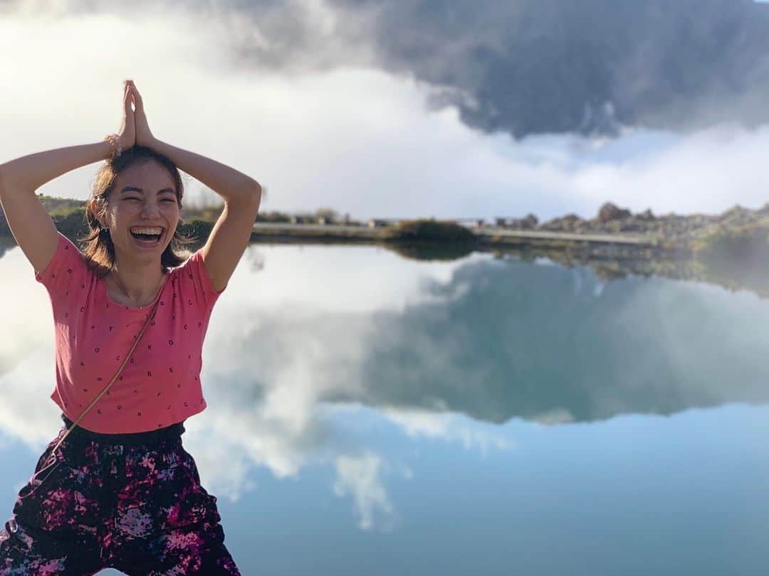 加藤ジーナさんのインスタグラム写真 - (加藤ジーナInstagram)「最高の景色に出会えた日🌼 神秘の池と言われる八方池✨ 水面が鏡みたいになって本当にここは日本！？ってくらい感動した〜🥺💕 #八方池 #八方尾根 #白馬 #白馬八方尾根 #長野 #登山 #トレッキング #旅行 #国内旅行 #旅行好きな人と繋がりたい #写真好きな人と繋がりたい #絶景 #日本の絶景」10月20日 14時53分 - katogina_718