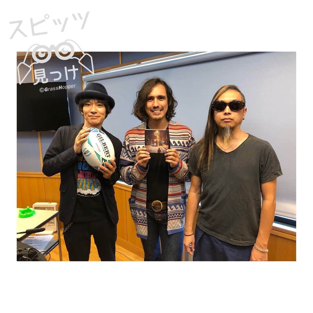 スピッツさんのインスタグラム写真 - (スピッツInstagram)「「ロックロックありがとさん!? FM802 & FM COCOLOでスピッツ めっちゃ“MIKKE”キャンペーン」番組にマサムネ&テツヤが出演！ ① ☞FM COCOLO『CIAO 765』10/21(月) 6:00～10:53  DJ野村雅夫さんを見っけ👀✨ . ② ☞FM COCOLO『AFTERNOON DELIGHT』10/21(月) 〜24(木) 14:00～17:00 ※コメント出演 . #spitz #スピッツ #スピッツ見っけ #見っけ #優しいあの子 #ありがとさん #ラジオデイズ #花と虫 #ブービー #快速 #YM71D #はぐれ狼 #まがった僕のしっぽ #初夏の日 #ヤマブキ #めっちゃMIKKE #大阪 #草野マサムネ #三輪テツヤ #fmcocolo #DJ野村雅夫 . ※放送時間などの番組詳細は、番組HPでご確認ください。 ※放送局の都合により、放送予定日や放送時間が予告無く変更になる場合があります。ご了承ください。」10月20日 15時01分 - spitz__1987