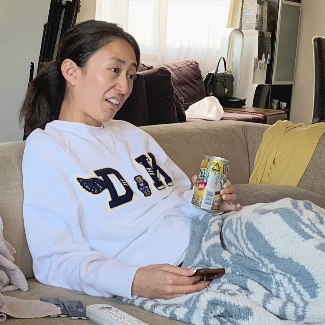 のインスタグラム：「Sunday.🤣 鬼ママの日曜日。 バチェラー見ながら1人ツッコミ。😊 #notdrunk #sunday #mommy #bachelor3 #somethingsneverchange #鬼ママ　#バチェラー3 #1人ツッコミ　#楽しんでて何より  @mariakamiyama @poloralphlauren」