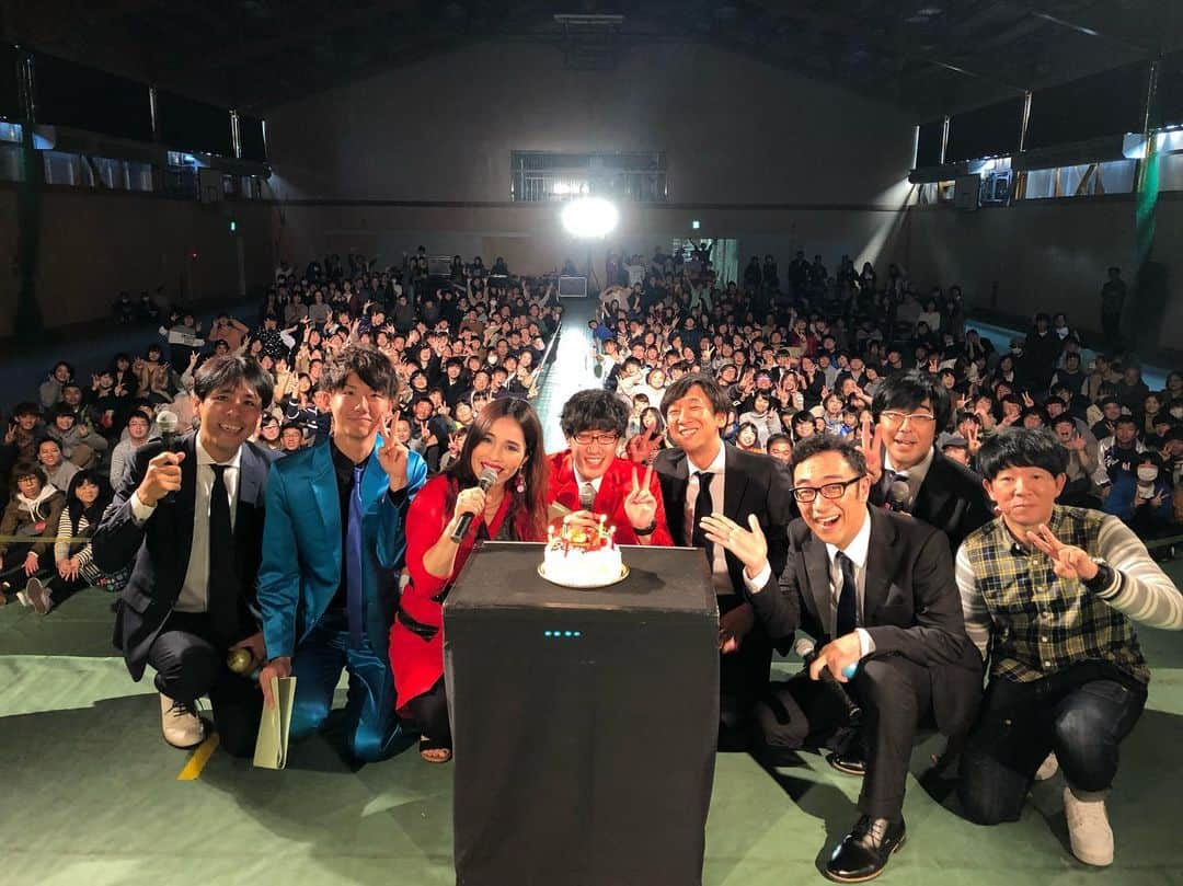 平野ノラさんのインスタグラム写真 - (平野ノラInstagram)「今日は北海道教育大学の学園祭だったゾ🌈 🌈🌈 サプライズでお誕生日ケーキ！ありがとだゾ🎂今年も健康に素敵な方々と一緒に仕事出来る喜びを噛みしめて、産んでくれた母に感謝するゾ！ 沢山のおめでとうをありがとう🙏そして今日お誕生日の皆さんおめでとう㊗️今年もバブって土地転がしてけーーー！  #北海道教育大学 #学園祭 #東京03 さん #飛石連休 さん #平野ノラ #ありがとうございました #okバブリー」10月20日 18時42分 - noranoranora1988