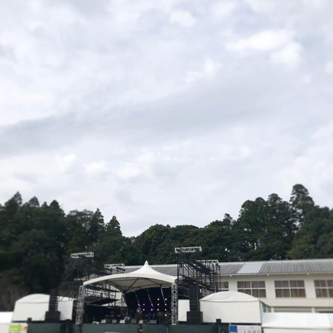 朝倉真司のインスタグラム：「宮崎県日南市飫肥小学校。HATA FESまもなく始まります。#秦基博 #レキシ #森山直太朗」