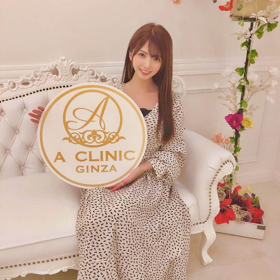 岡田栞奈のインスタグラム：「実はずっと気になっていた Aスレッドを @a_clinic_ginza  で受けてきました🥺💓 ・ ・ リフトアップのやり方は色々 あるけど施術直後から劇的に変化をここまで感じれるかつ、痛みが少ないのはAスレッドだけかもしれない✨ 受けて本当に良かった😭✨ そのままお出かけ行けるので ダウンタイムの心配もなし❣️ ・ ・ 私みたいに丸顔に悩んでる方、 憧れの逆三角形の輪郭 手に入れることができます👍 本当にありがとうございました⭐️⭐️⭐️ 担当して下さったのは山崎香名先生(@dr_kanayamasaki )です‼️ #aスレッド #小顔aスレッド #aclinic #aclinic銀座#aクリニック #エークリニック #美容 #小顔 #美肌#リフトアップ #美容外科 #美容皮膚科 #美容クリニック#山崎香名」