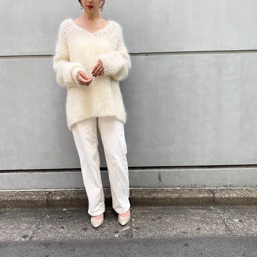 Loungedress officialさんのインスタグラム写真 - (Loungedress officialInstagram)「. 手編みならではのざっくり感。 . . スカートでもパンツでも合わせやすいニットです⁑ . . #loungedress#ラウンジドレス #knit#ニット#Pearl #fashion」10月20日 15時31分 - loungedress