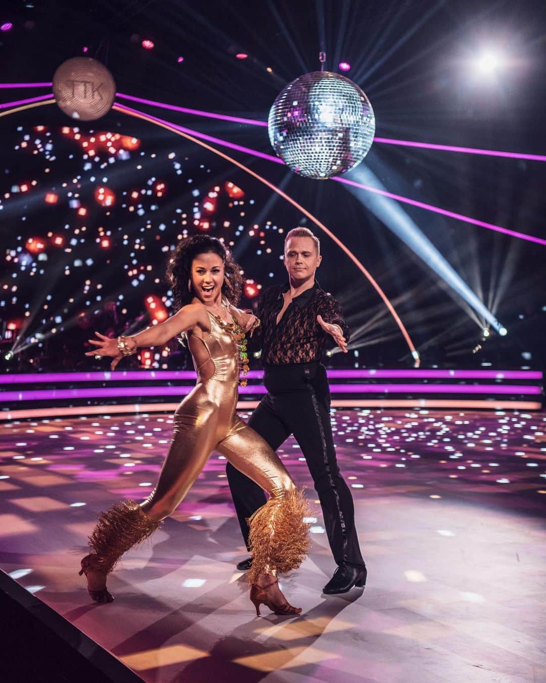 ラウラ・レピストのインスタグラム：「Tänään siirrytään discopallomeiningeistä La La Landin vaaleanpunaiseen rakkaushattaramaailmaan ja Foxtrotin liihotteleviin tahteihin.😍💕 Kisa kovenee, ja tästä lähtien se on kerrasta poikki tuomareiden pisteiden ja yleisöäänien sanelemana.🙈 Jos haluat nähdä meidän tiimin tanssimatkan jatkuvan, meitä voi äänestää tuttuun tapaan näin:🙏🏼❤️ Tekstari: 3 numeroon 17225 Puhelu: numeroon 070079003 Netissä: mtv.fi/aanesta Vaikka tuomareiden reaktiot taas vähän jännittää, niin me vaan tanssitaan sydämestämme ja nautitaan, tää on parasta!!❤️ Kuvat: @tamminenphotography  @markokeranen @tanssiitahtienkanssa #mtvttk #dwts」