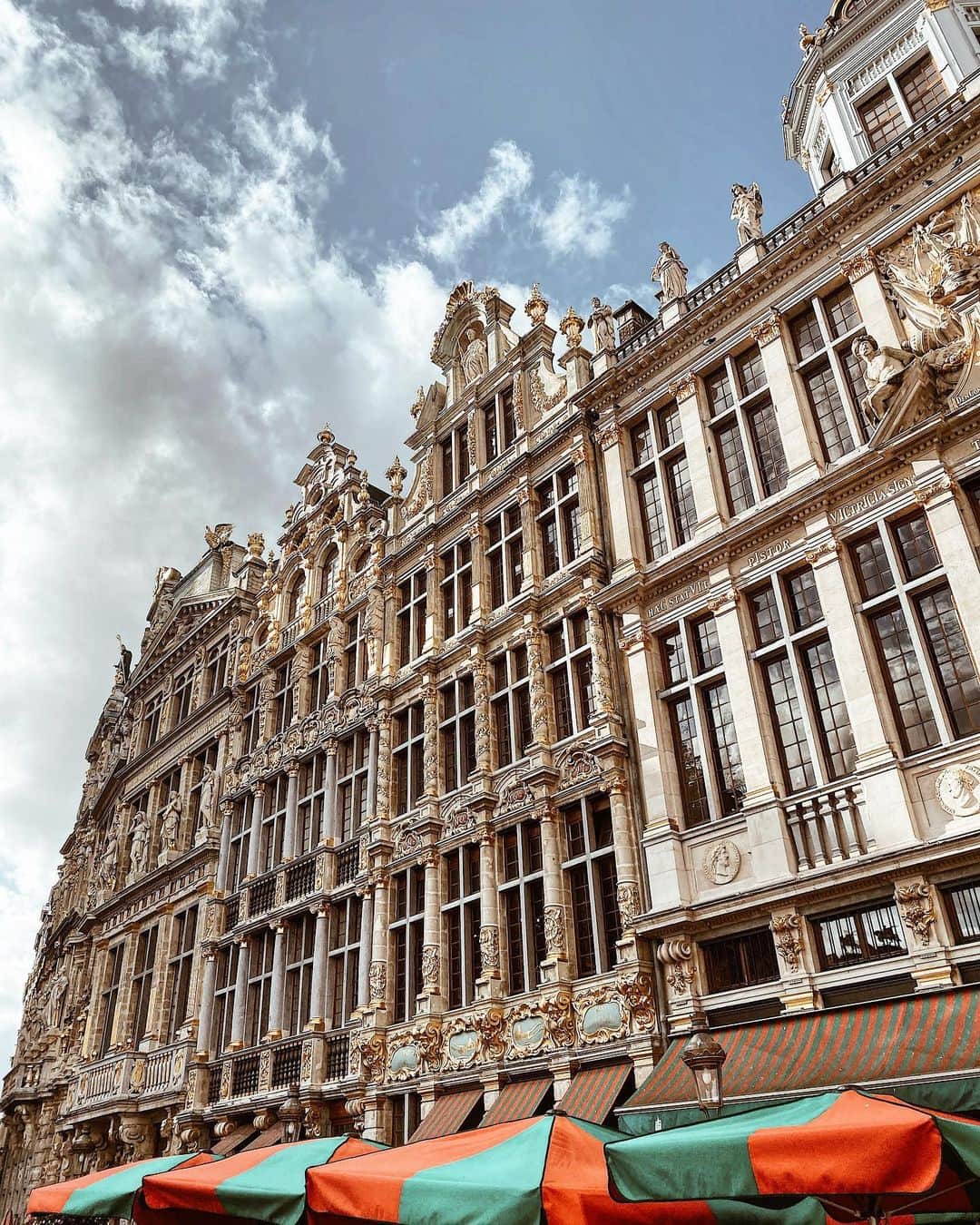 のインスタグラム：「ベルギーはもうみんなダウン着てる。  冬のヨーロッパの香り好きだなぁ。  #belgium #brussels #grandpalace」