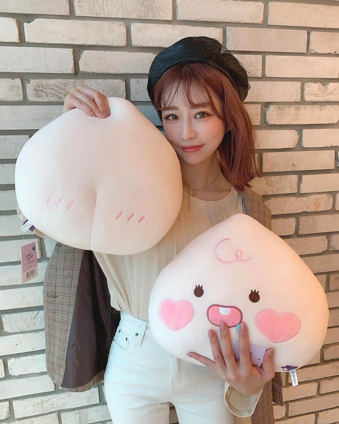 ひこ乃さんのインスタグラム写真 - (ひこ乃Instagram)「🍑⠀ ⠀ KAKAOFRIENDS × TWICEの コラボショップが今日からオープンしたから 綾乃と行ってきたよ〜💗⠀ 私の大好きなアピーチもTWICEコラボ仕様😻 おちり可愛い🍑💗⠀ ⠀ お揃いでシュシュゲットした〜💗⠀ ⠀ #KAKAOFRIENDSTWICEEDITION#APEACH#KAKAOFRIENDS#カカオフレンズ#アピーチ#ピンクヘアー#ピンクベージュ#twice#kakaofriendstwice#onceと繋がりたい#once#twiceonce#apeachcafe」10月20日 15時33分 - hikono0909