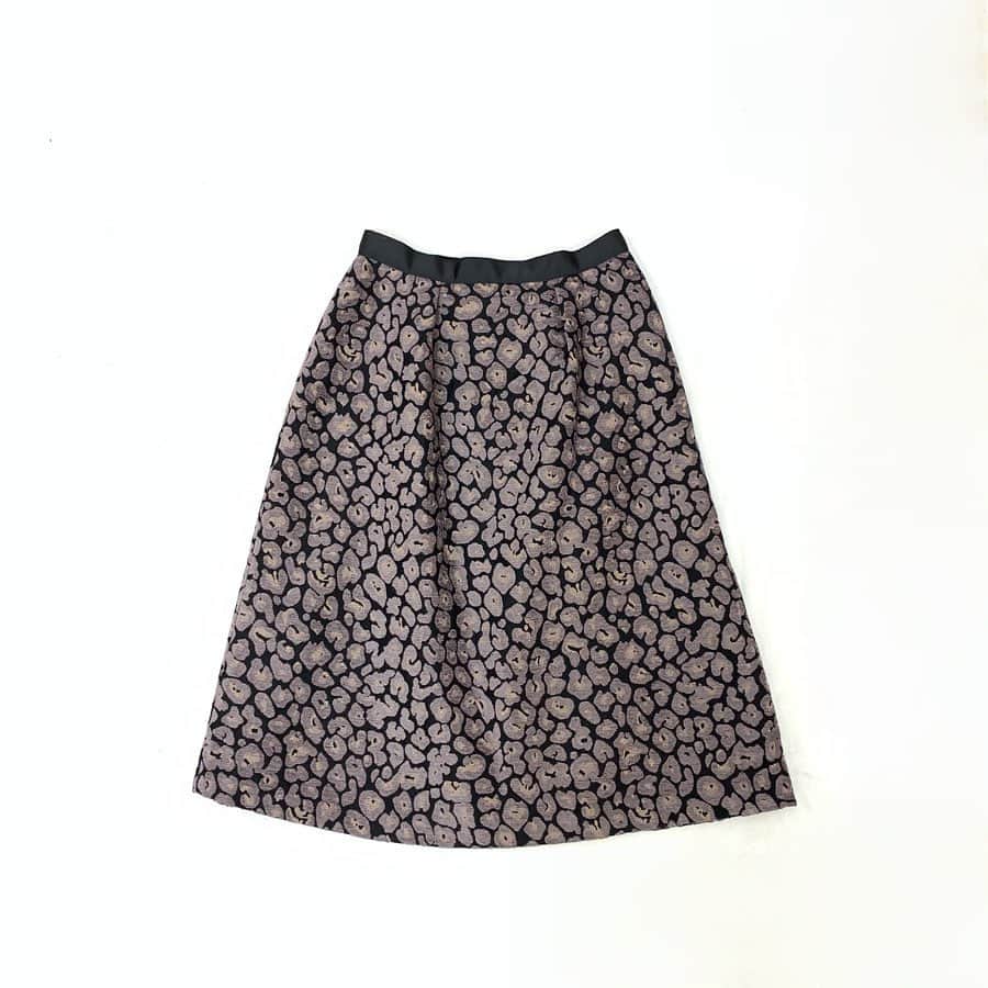 SM2olohuone LUMINE立川店さんのインスタグラム写真 - (SM2olohuone LUMINE立川店Instagram)「⠀ ⠀  ㅤㅤ  前の投稿でご紹介した レオパードジャガードスカートの カラーバリエーション♡ 柄と素材が目を惹くスカート。  ニットと合わせてフェミニンに♡ スウェットやパーカーと合わせて オンオフ 幅広くお使いいただけるます♩ いつものコーデを ブラッシュアップしてくれる 優秀アイテムです。 ⠀ ⠀ ⠀ ⠀ ⠀ ⠀ ⠀ ㅤㅤㅤ 【 Te chichi 】 skirt ¥8.990 /+tax⠀ ⠀ ⠀ ⠀ ⠀ ⠀  #2019#winter#correction#classic#samansamos2#lumine#tachikawa#olohuone#fashion#techichi#feminine#happy#fashion#life#staffsnap#秋#ルミネ立川#サマンサモスモス#テチチ#クラシック#通勤着」10月20日 15時35分 - sm2olohuone_lumine