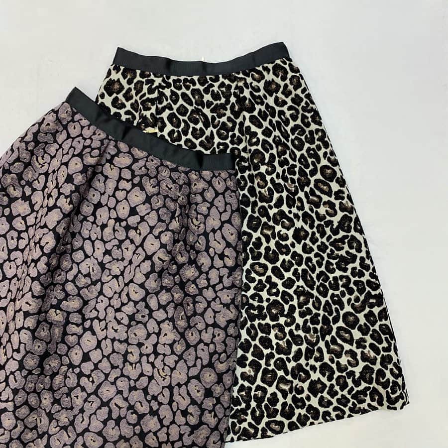 SM2olohuone LUMINE立川店さんのインスタグラム写真 - (SM2olohuone LUMINE立川店Instagram)「⠀ ⠀  ㅤㅤ  前の投稿でご紹介した レオパードジャガードスカートの カラーバリエーション♡ 柄と素材が目を惹くスカート。  ニットと合わせてフェミニンに♡ スウェットやパーカーと合わせて オンオフ 幅広くお使いいただけるます♩ いつものコーデを ブラッシュアップしてくれる 優秀アイテムです。 ⠀ ⠀ ⠀ ⠀ ⠀ ⠀ ⠀ ㅤㅤㅤ 【 Te chichi 】 skirt ¥8.990 /+tax⠀ ⠀ ⠀ ⠀ ⠀ ⠀  #2019#winter#correction#classic#samansamos2#lumine#tachikawa#olohuone#fashion#techichi#feminine#happy#fashion#life#staffsnap#秋#ルミネ立川#サマンサモスモス#テチチ#クラシック#通勤着」10月20日 15時35分 - sm2olohuone_lumine