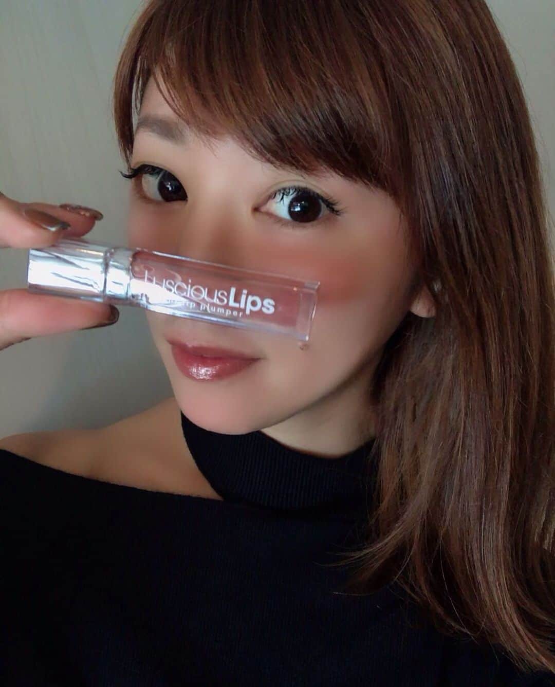 のインスタグラム：「ふだんはマツエクしてるからほとんどメイクはしない🤭 だからリップとかグロスが大好き👄💕 新しいラシャスリップスをget👏 ブラウンの323 よき🙆‍♀️ 新色の335もほしい🤔 #リップ #ぷっくりのやーつ #ラシャスリップス  #ブラウン #323 #メイク #💄 #👄」