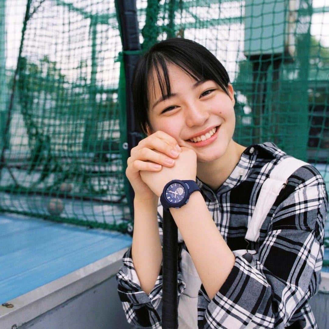 三浦理奈のインスタグラム：「オフショットです！ 今回つけさせていただいた時計は秋らしい色でマットですごく可愛かったです🍁💖 photo by @magome_0108  #babyg_jp #秋 #autmun #ダーツ #バッティングセンター #ボート」