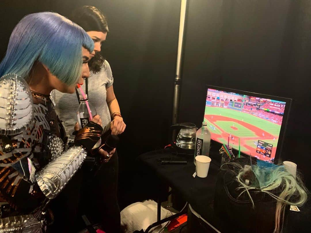 レディー・ガガさんのインスタグラム写真 - (レディー・ガガInstagram)「Quick change during #ladygagaenigma show. Yankees were in my heart all night. We lost but you didn’t go down without a fight, you’re true champions. ❤️」10月20日 16時02分 - ladygaga