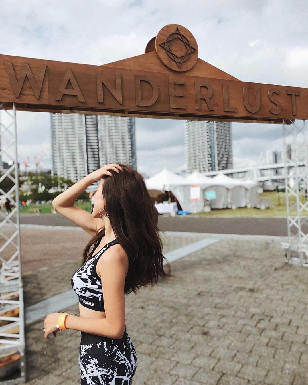 稲川千里さんのインスタグラム写真 - (稲川千里Instagram)「. . カリフォルニア発のマインドフルネスイベント「WANDERLUST108」@wanderlustfest_jp に参加してきたよ🧡 . 天気が最高すぎた！適度な太陽の日差しと、そこに通るそよ風がほ〜んとに心地よかった😌✨ . それに久しぶりにお外で身体を動かしたのが本当に気持ち良くて！またyogaにハマりそうだよ🧡 会場遠いなぁ…と思ったけれど(笑)参加してよかった！ . 楽しみすぎてウェアを新調😆 @lavia_sport  私服もシンプルが多いから派手なやつにしたよ❤️ . . おやつに食べてるセブンファクター @estheprolabo_official は、プロテオグリカン・フィッシュコラーゲン・ヒアルロン酸など7つの美容成分を濃縮配合した美容ジュレなんだって✨ 少し甘酸っぱくて満足感もあるの😉 . #ワンダーラスト108 #wanderlust108 #wanderlust2019 #wanderlustjapan #yoga #ヨガ #laviasport #ラヴィアスポーツ #ヨガウェア #スポーツウェア #エステプロラボ #セブンファクター #エステプロラボ #セブンファクター #美容ジュレ #女の子ママ」10月20日 16時05分 - chiicamera