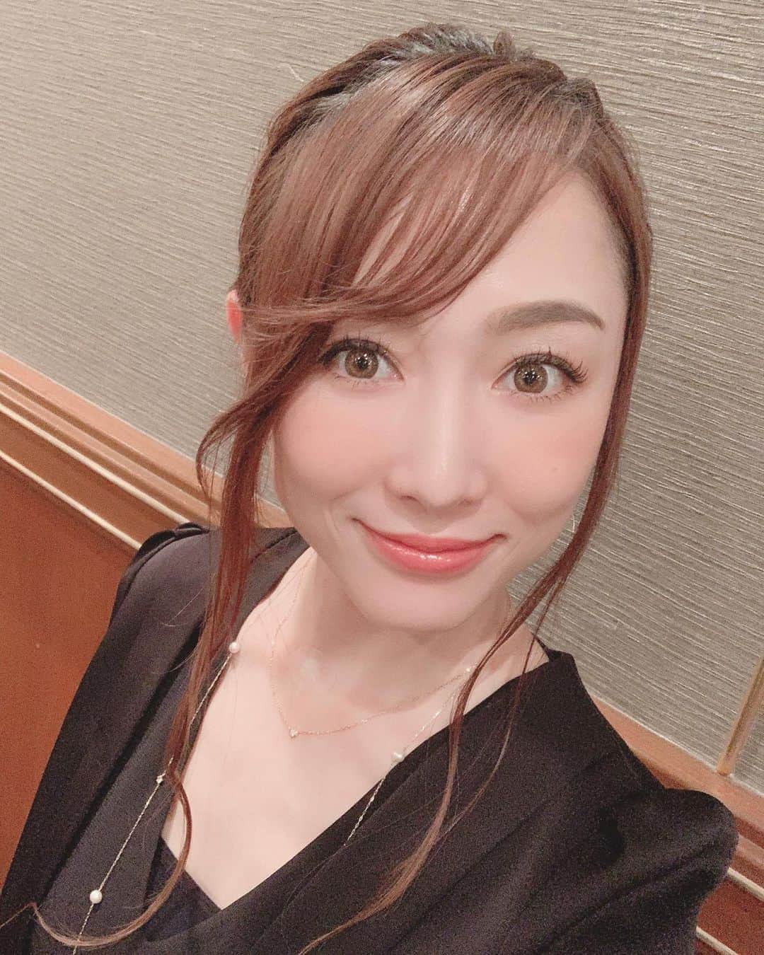 のインスタグラム：「昨日は、舞台で共演した#久保雄司 さんの結婚式の司会を務めさせて頂きました😊✨ . チャペル〜披露宴までの司会は初めてで。。。😀 終始緊張しっぱなしでした😂 . やっぱり結婚式っていいなぁ🥺💕✨ . #結婚式 #wedding  #司会 #MC #杏さゆり #SayuriAnzu」