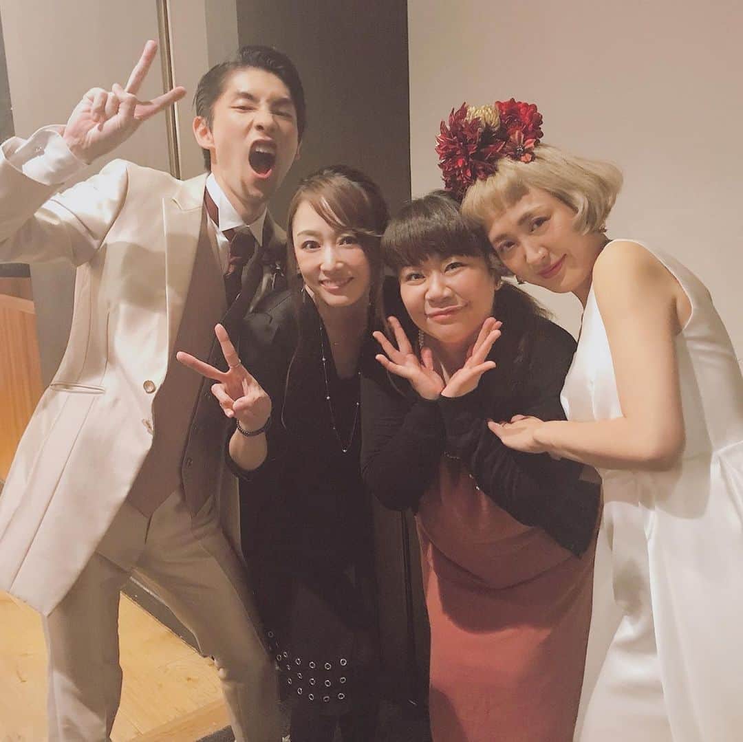 のインスタグラム：「幸せな結婚式でしたぁ🥺💕✨ . 久々に会う共演者の方々や大昔にお世話になったカメラマンさんやら懐かしい面々にもお会い出来て 人って縁だなぁ。。。 と しみじみ。。。🥺✨ . いつか私も幸せな結婚式あげたい👰w . 末永くお幸せにーーー💕💕💕 . #久保雄司 #結婚式 #wedding  #杏さゆり #SayuriAnzu」