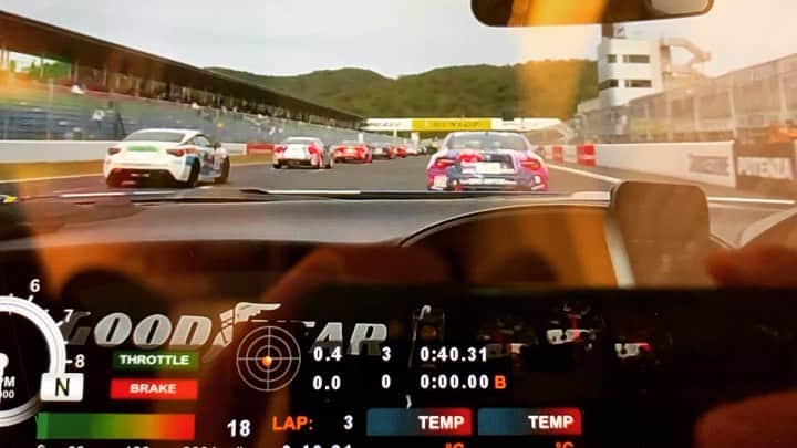 のインスタグラム：「. 86/BRZレース最終戦、決勝 . . . なんとポイント獲得の10位でフィニッシュ笑 . . まさか、昨日の予選25位から10位まで上がれるとは思っていませんでした。それと同時に、予選がウェットコンディションでなければ…と少し悔しい気持ちも😢 . . 今日のレースは16位から、スタート後の位置どりを失敗して一度は19位まで下がりましたが、その後は冷静にレースを進める事ができました。 . . 昨日に続きなかなかエキサイティングなレースができました笑 . . 今シーズン応援して頂いた皆さん本当にありがとうございました。 . . 思うような結果を出せなかったシーズンとなってしまいましたが、自分なりに最後まで諦めず攻め続けたつもりです！ . . 次はSUPER GT最終戦です。こちらも応援宜しくお願いします！！ . . . #koshido #ficata #でちゃう #アリア #bigdaddygraphics #goodyearracing  #goodyeartires  #toyota86 #制動屋  #seidoya」