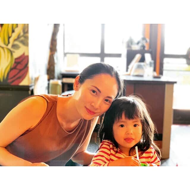 日高薫のインスタグラム：「ハロウィンの季節が近づくと行きたくなる街🎃👻福生へ家族でお出かけ😄 イベントたくさんやってて親子で楽しめました💕  #懐かしの福生 #福生 #私の青春時代の思い出の街#はろうぃん🎃 #女の子ママ #もうすぐ3歳」