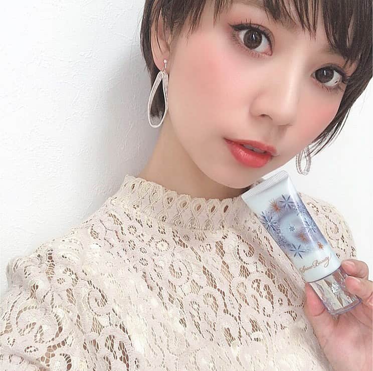 筒井愛実さんのインスタグラム写真 - (筒井愛実Instagram)「． 最近の1番ビックリした新発売コスメのスノービューティー ホワイトニング トーンアップエッセンス🦢✨ 何にビックリしたかっていうと、この1本で朝の化粧下地・夜のお手入れの最後に美白ケアとして・デコルテや首元手元にも24時間いつでもずーっと美白ケアが出来るというところ😲‼︎マルチに顔以外にボディの気になるパーツにも使えるなんて凄く画期的👏💯 塗った場所をパッと明るく美しく魅せてくれて、香りも抜群にいいからずっといい香りに包まれているのも幸せ💕 パッケージがディズニー映画「アナと雪の女王2」をイメージした限定デザインで蓋の雪の結晶のマークもキラキラで凄く可愛いの😍 この1本で美白ケアはバッチリです👍 ． @maquillage_jp #美白トーンアップエッセンス #白肌 #雪肌 #トーンアップ #トーンアップエッセンス #トーンアップベース #瞬間美白メイク #透明感メイク #ベースメイク #透明感 #白肌下地 #化粧下地 #美白メイク #美白 #美白美容液 #オルチャンメイク #韓国肌 #スノービューティー #pr」10月20日 16時18分 - manamin_158cm