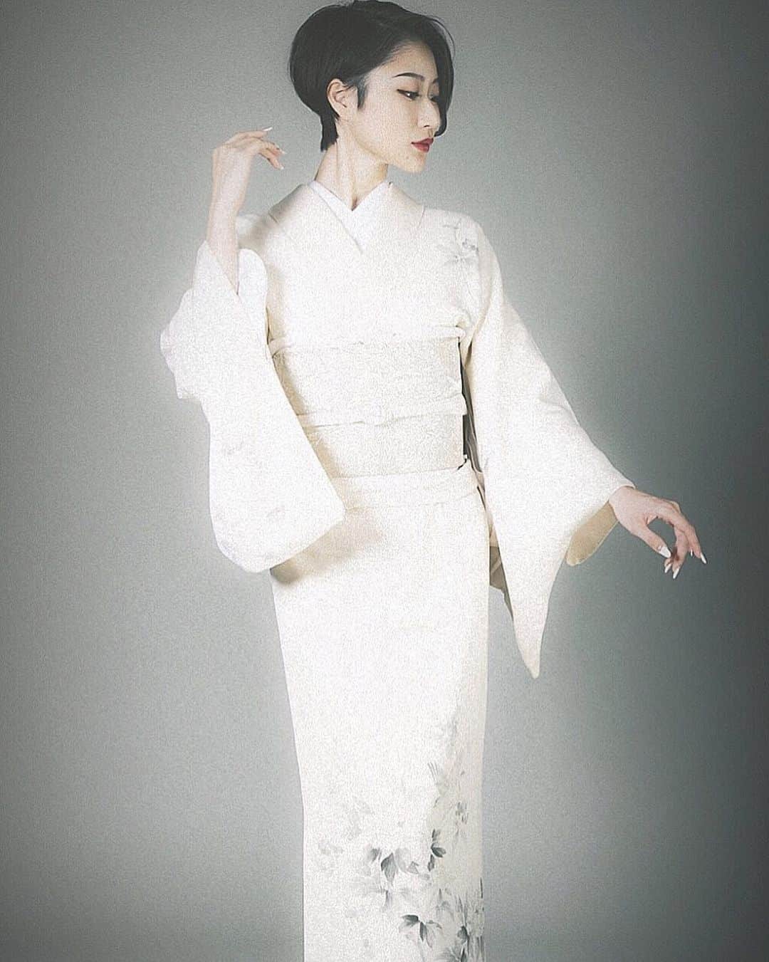 浅野琳のインスタグラム：「... 袷の季節です、着物率上がり増す #kimono #japanstyle #浅野琳 #侘び寂び #わびさび」