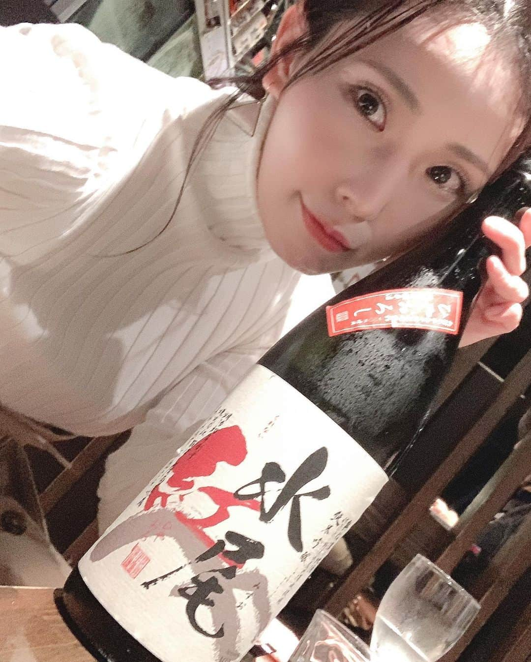 児玉アメリア彩さんのインスタグラム写真 - (児玉アメリア彩Instagram)「pray for japan🇯🇵﻿ ﻿ ﻿ 長野の地酒を飲んで応援しようぜ！の会﻿ お世話になっている大好きな﻿ 日がさ雨がささんにて！﻿ ﻿ ﻿ 台風19号の影響で、現段階で長野県で被害が大きく残っていると伝えられているのは﻿ ﻿ ・田中屋酒造店さん﻿ 代表銘柄「水尾」﻿ ・伴野酒造さん﻿ 代表銘柄「澤の花」﻿とのことです。 ﻿ ﻿ ﻿ まだまだ不安な日々が続いていることと思います。﻿ こんな状況だからこそ、﻿ 正直SNS投稿も少し怖く感じて控えてしまっていました。﻿ ﻿ ただ、全員が引っ張られて暗い、重い空気になってしまうのは、私は違うと感じているので。﻿ ﻿ ﻿ ﻿ 今、無事に過ごせている私たちだからこそ、﻿ 当たり前に過ごせる日々に改めて感謝することができるはず。﻿ ﻿ そうして気づけた幸せな気持ちを、﻿ ポジティブな言葉や感情に乗せて 前向きで明るい日々や空気感へと繋げていけたらと思ってます。﻿ ﻿ ﻿ 少しでも早い復興を願うと同時に、﻿ 自分にできることを考える日々。﻿ ﻿ ﻿ ﻿ ﻿ ﻿ ﻿ #prayforjapan #日がさ雨がさ #nagano #naganojapan #naganoprefecture #naganosake #長野酒 #長野の地酒 #復興 #復興支援 #misssake #諏訪の国公式アンバサダー #児玉アメリア彩 #ミス日本酒 #日本酒女子 #長野女子  #日本酒インスタグラマー #ポン酒タグラム #日本酒フォト #sakekampai #sakebottle #飲酒タグラム #酒スタグラム #日本酒で乾杯 #sakelover﻿ #sake #sakestagram #japanesesake #selfie #selcagram」10月20日 16時32分 - aya_amelia_kodama