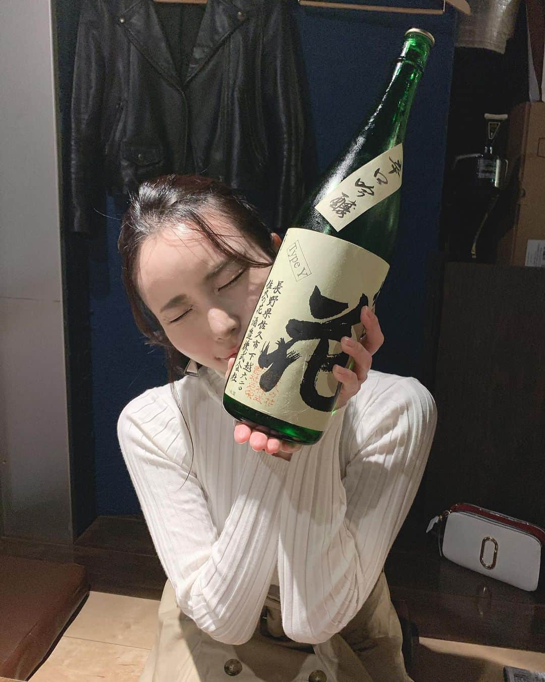 児玉アメリア彩さんのインスタグラム写真 - (児玉アメリア彩Instagram)「pray for japan🇯🇵﻿ ﻿ ﻿ 長野の地酒を飲んで応援しようぜ！の会﻿ お世話になっている大好きな﻿ 日がさ雨がささんにて！﻿ ﻿ ﻿ 台風19号の影響で、現段階で長野県で被害が大きく残っていると伝えられているのは﻿ ﻿ ・田中屋酒造店さん﻿ 代表銘柄「水尾」﻿ ・伴野酒造さん﻿ 代表銘柄「澤の花」﻿とのことです。 ﻿ ﻿ ﻿ まだまだ不安な日々が続いていることと思います。﻿ こんな状況だからこそ、﻿ 正直SNS投稿も少し怖く感じて控えてしまっていました。﻿ ﻿ ただ、全員が引っ張られて暗い、重い空気になってしまうのは、私は違うと感じているので。﻿ ﻿ ﻿ ﻿ 今、無事に過ごせている私たちだからこそ、﻿ 当たり前に過ごせる日々に改めて感謝することができるはず。﻿ ﻿ そうして気づけた幸せな気持ちを、﻿ ポジティブな言葉や感情に乗せて 前向きで明るい日々や空気感へと繋げていけたらと思ってます。﻿ ﻿ ﻿ 少しでも早い復興を願うと同時に、﻿ 自分にできることを考える日々。﻿ ﻿ ﻿ ﻿ ﻿ ﻿ ﻿ #prayforjapan #日がさ雨がさ #nagano #naganojapan #naganoprefecture #naganosake #長野酒 #長野の地酒 #復興 #復興支援 #misssake #諏訪の国公式アンバサダー #児玉アメリア彩 #ミス日本酒 #日本酒女子 #長野女子  #日本酒インスタグラマー #ポン酒タグラム #日本酒フォト #sakekampai #sakebottle #飲酒タグラム #酒スタグラム #日本酒で乾杯 #sakelover﻿ #sake #sakestagram #japanesesake #selfie #selcagram」10月20日 16時32分 - aya_amelia_kodama